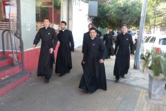 023.-010-Księża-idą-na-mszę-św.-Medium