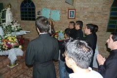 023.-013-Księża-idą-na-mszę-św.-Medium