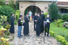023.-7-Księża-idą-na-mszę-św.-Medium