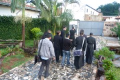 023.-8-Księża-idą-na-mszę-św.-Medium