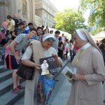 przed kościołem Wszystkich Świętych