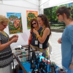 w namiocie z pamiątkami misyjnymi